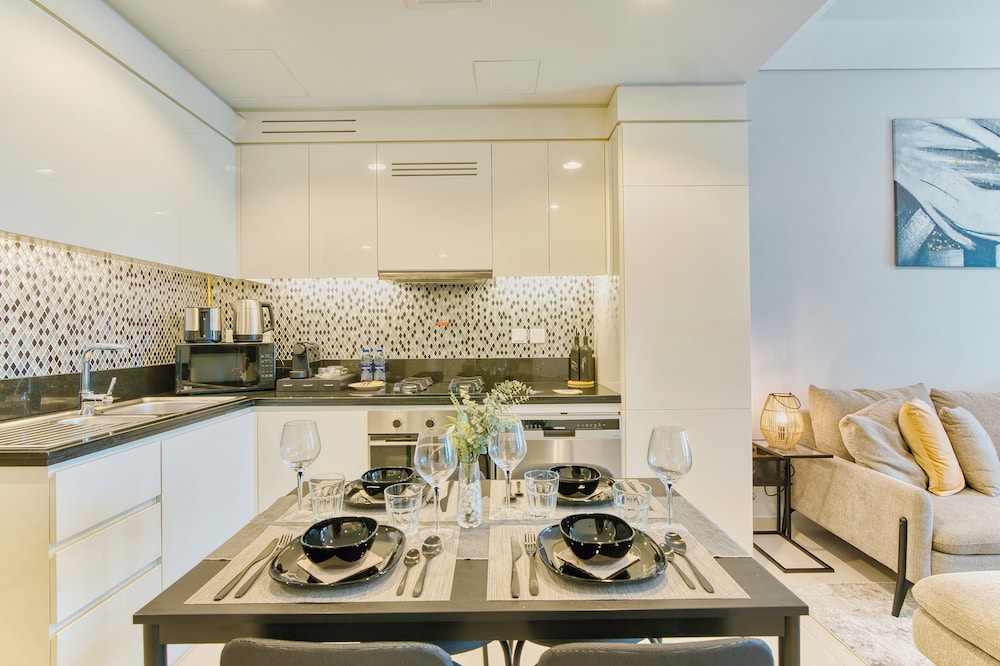 PVH - Contemporary 2BR - Aykon Tower C