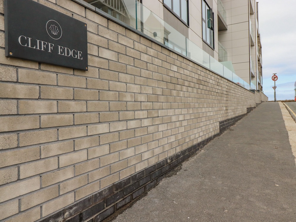 13 Cliff Edge