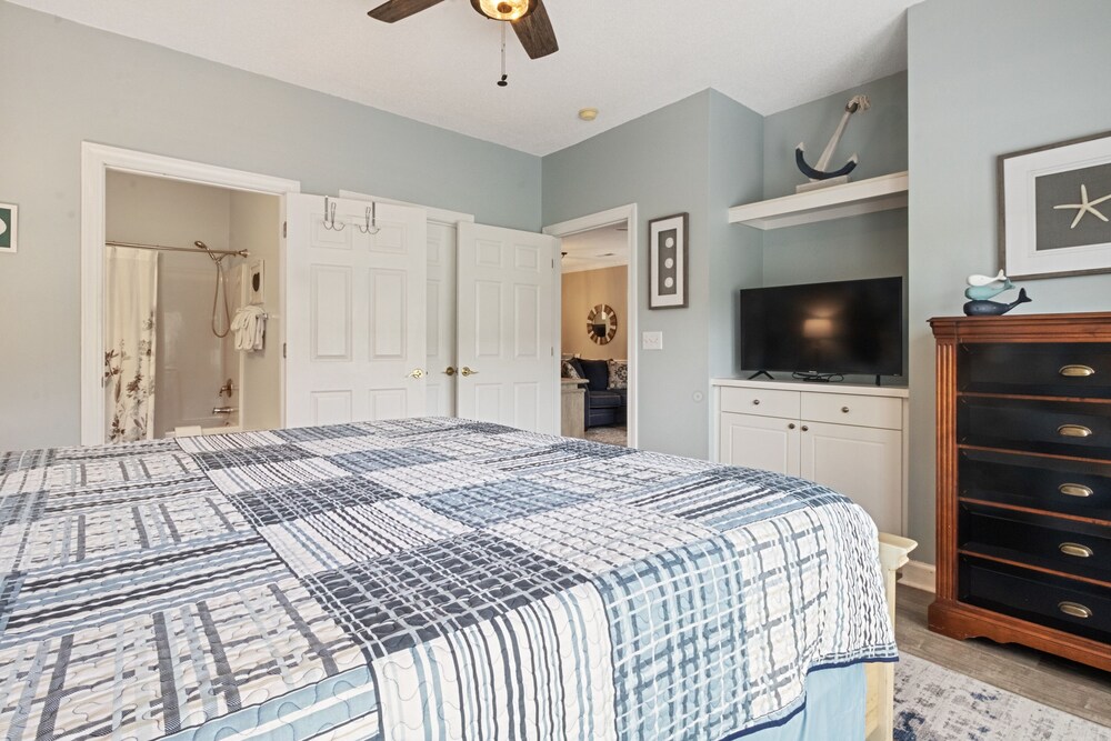 Wedgewood #413 2 Bedroom Condo by RedAwning view 4