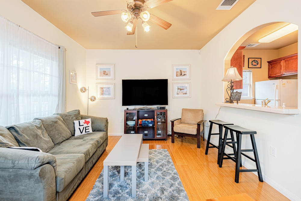 Quiet 2 Story Walkable to East Side Eateries - Image 3