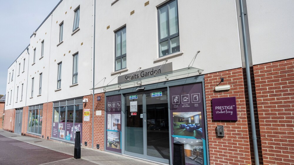 Students Only Straits Egham - 40 mins to Waterloo - Direct Bus to Heathrow
