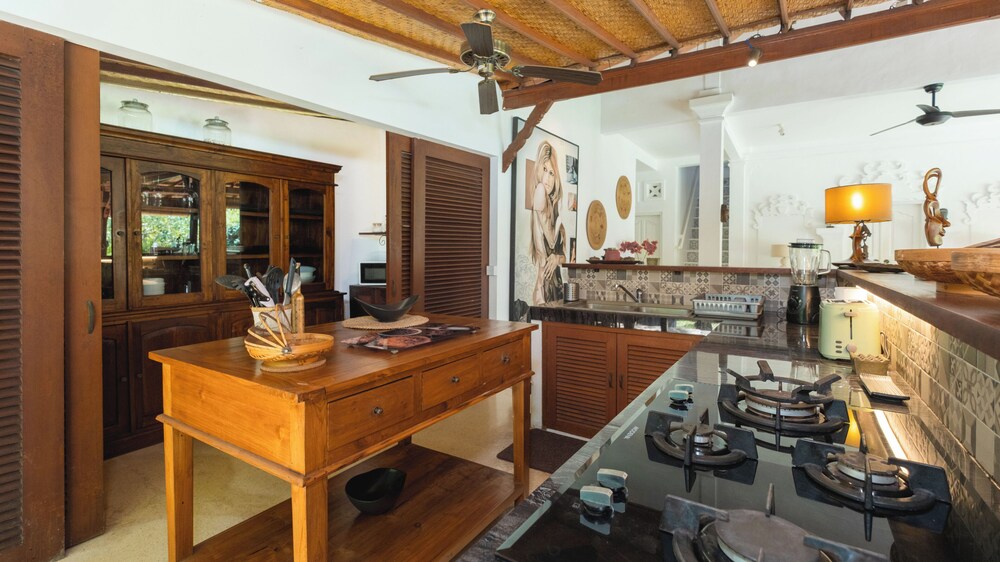 Villa Mogi by Villa Finder