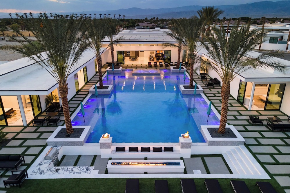 Sleeps 26 Pool, Hot Tub, Pickleball & Putting Green Bravo Villa #12 by Avantstay