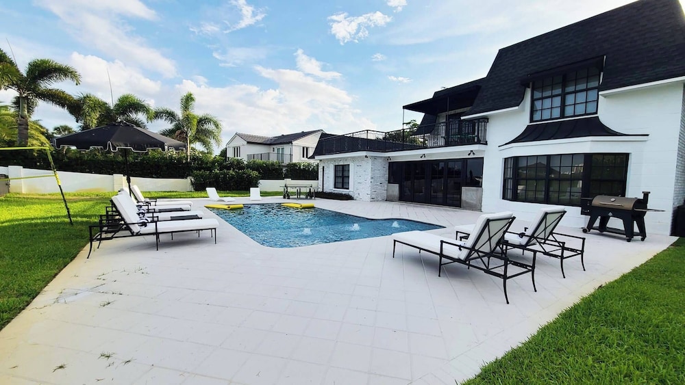 New 5 Bedroom Modern Villa on Golf Course