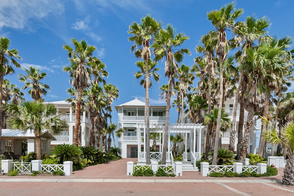 Palm House - Private Beachfront House 3 Bedroom Home by RedAwning