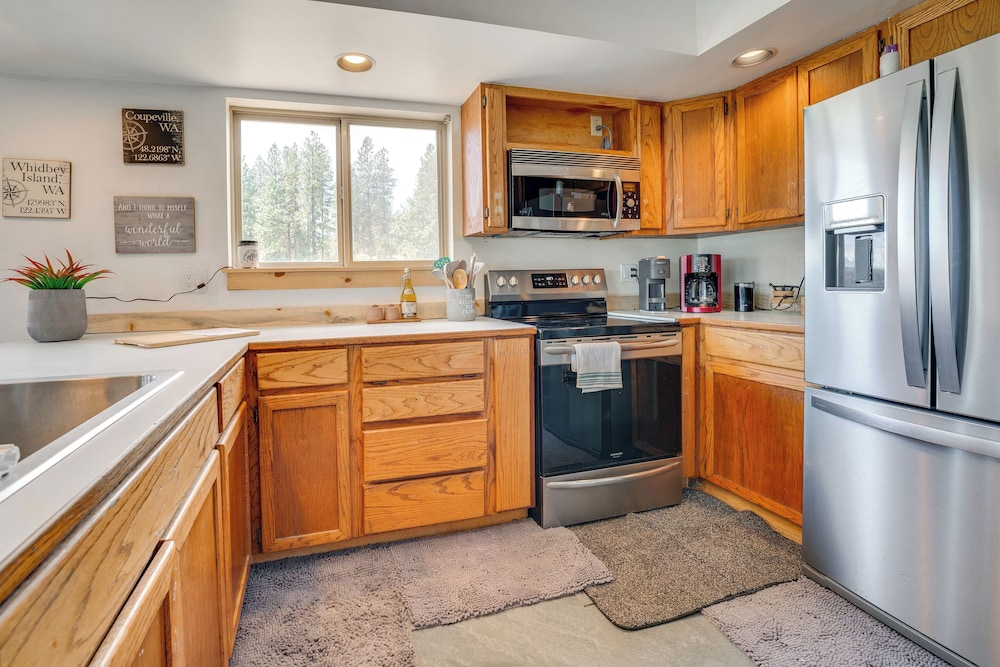 Mtn-view Getaway w/ Spacious Deck in Republic!