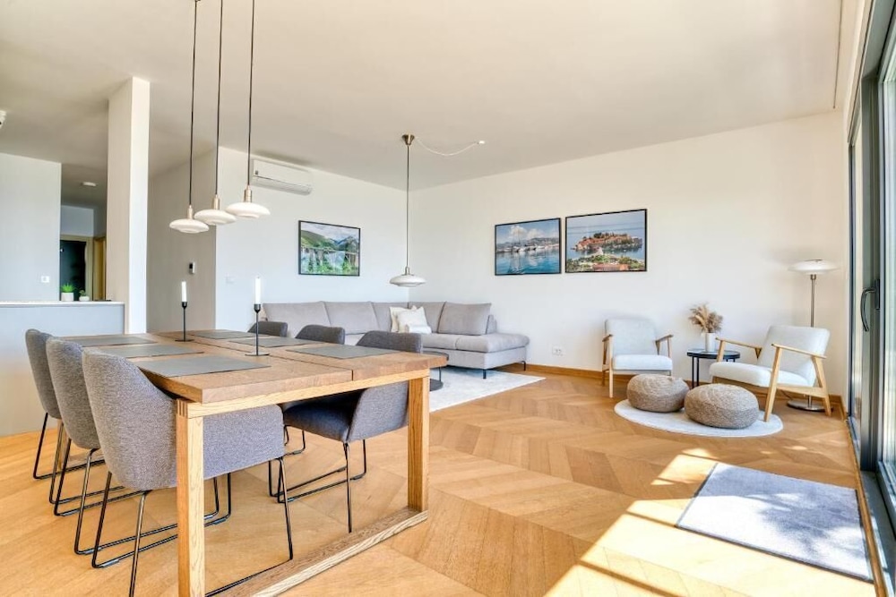 Seaview Hideaway- Premium Apartment