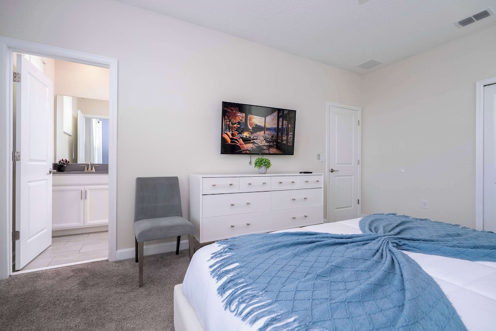 Stunning Game Room & Pool Jacuzzi Storey Lake 2799