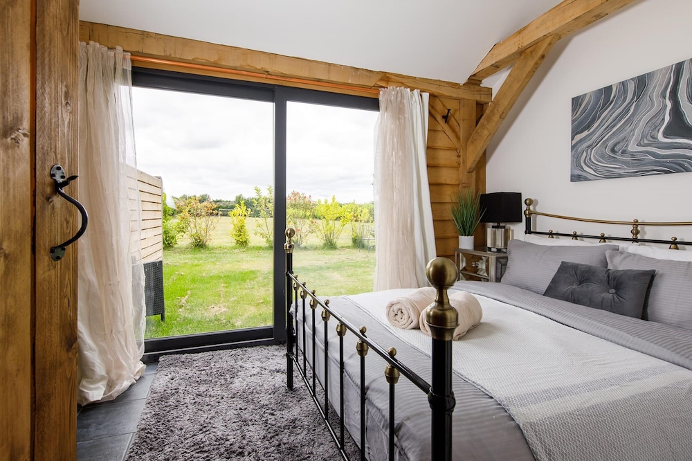 Rural Lodge Retreat With Hot Tub