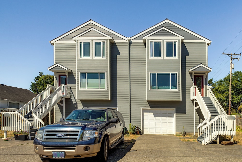 Walk to Shore: Home w/ Deck in Rockaway Beach!