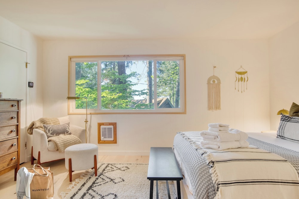 A-frame Retreat Chic and Modern Forest Views, Hammock, Outdoor Dining, Decks