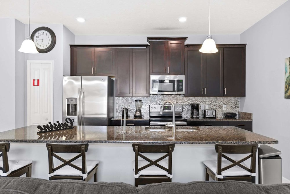 Spacious 4BR Townhome With Pool at Storey Lake