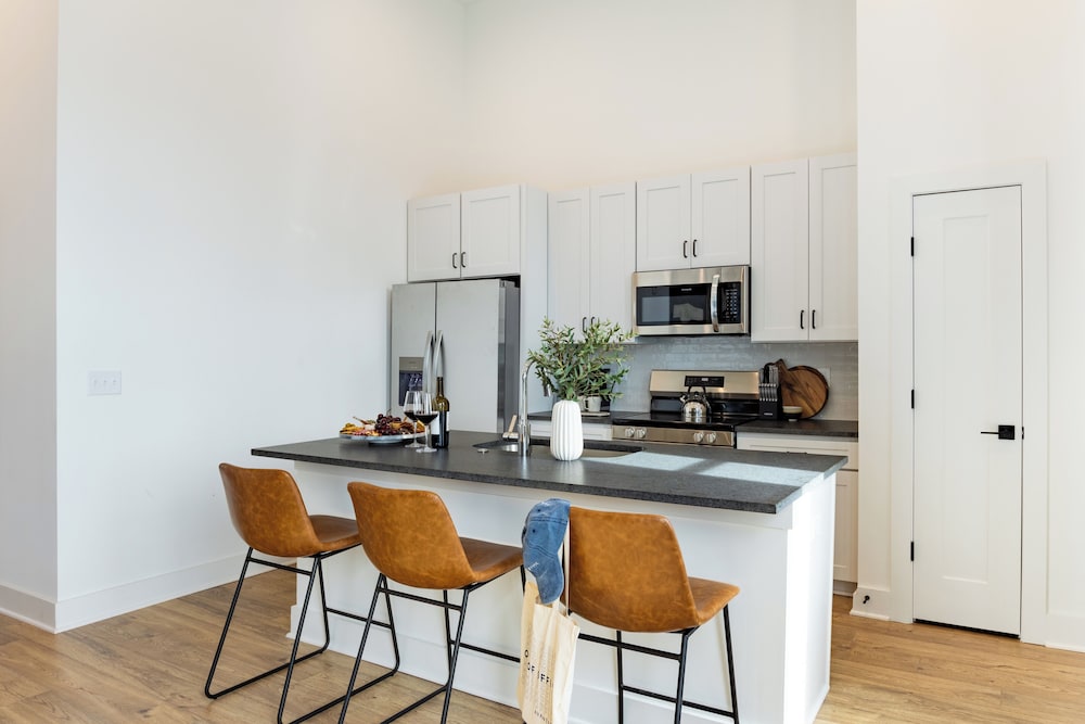 The Heights by AvantStay – Modern Condo Minutes from Broadway