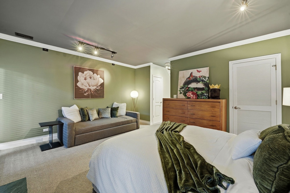 Modern 4-bedroom Townhouse in River West