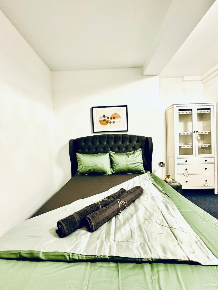 Spacious 7BR Apartment Prime Location