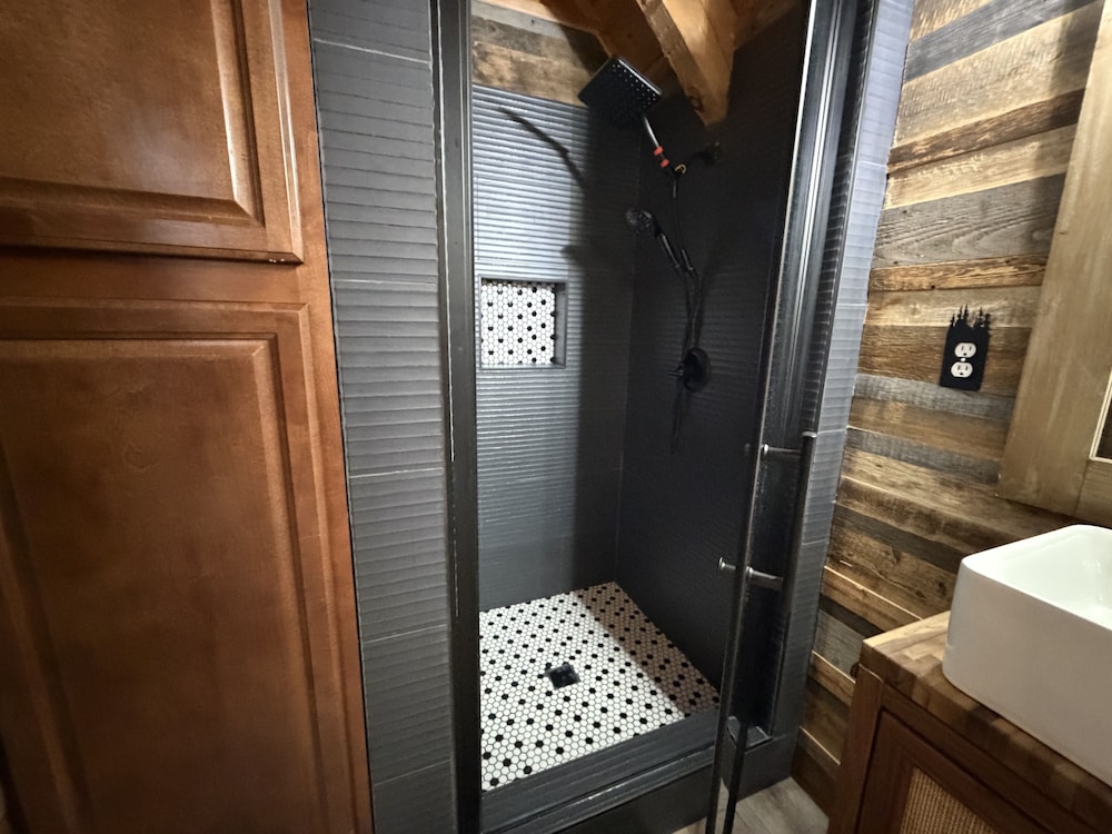 Boujee Bear Cabin With Hot Tub & Putting Green 2 Bedroom Cabin