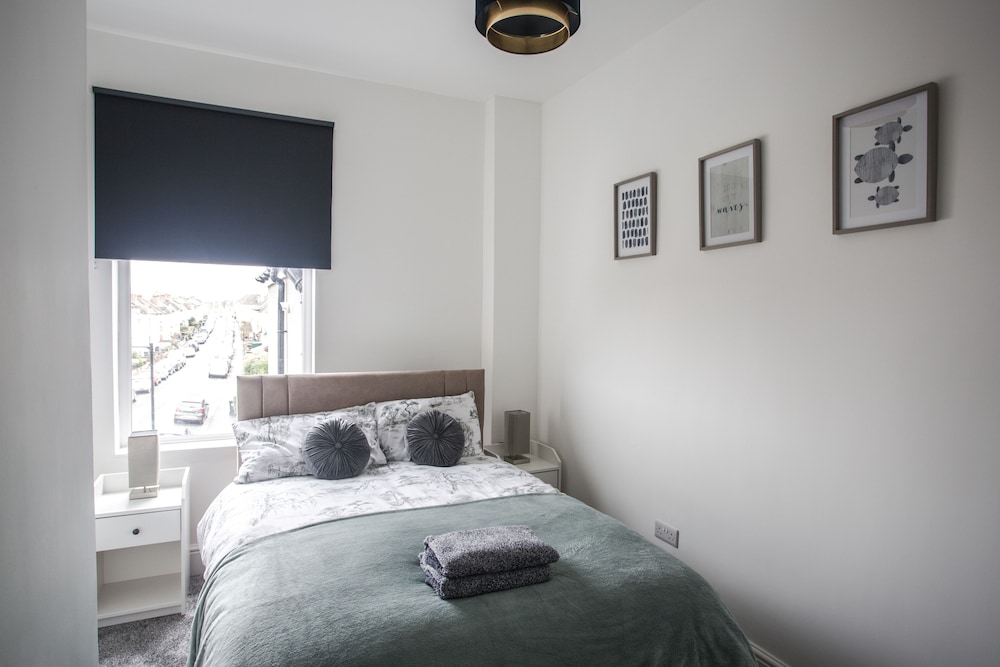 Short Stay Bristol - Ralph Apartment view 3
