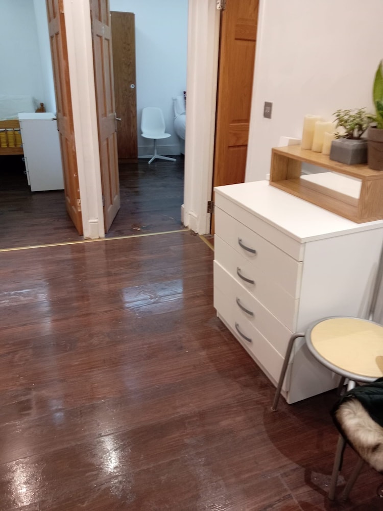 Luton Excellent 1 bed Apartment With Living Room