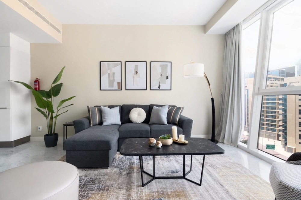 Silkhaus Stylish Modern Pad Gym Pool Access