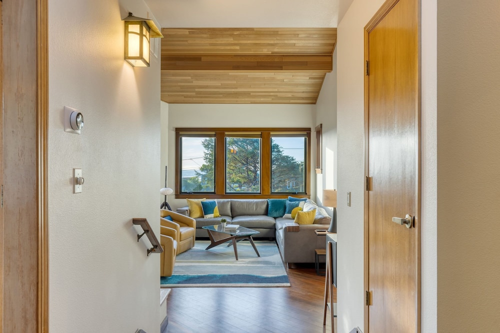 Half Block to Beach w Oceanview Patio Balcony The Shore Pine by Avantstay