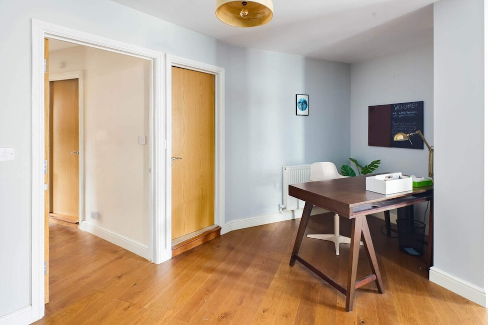 Beautiful & Vibrant 2BD Home w/ Balcony - Hackney!