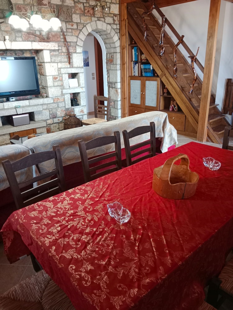 Tsampika s Traditional Stone Cottage in Siana