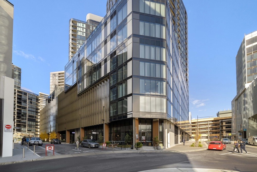 Refined 2-bed With Luxurious Building Amenities