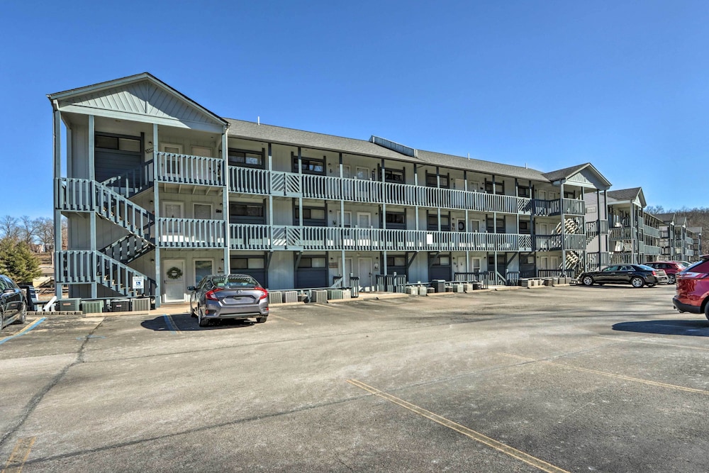 Condo w/ Community Pool & Boat Ramp in Osage Beach view 3