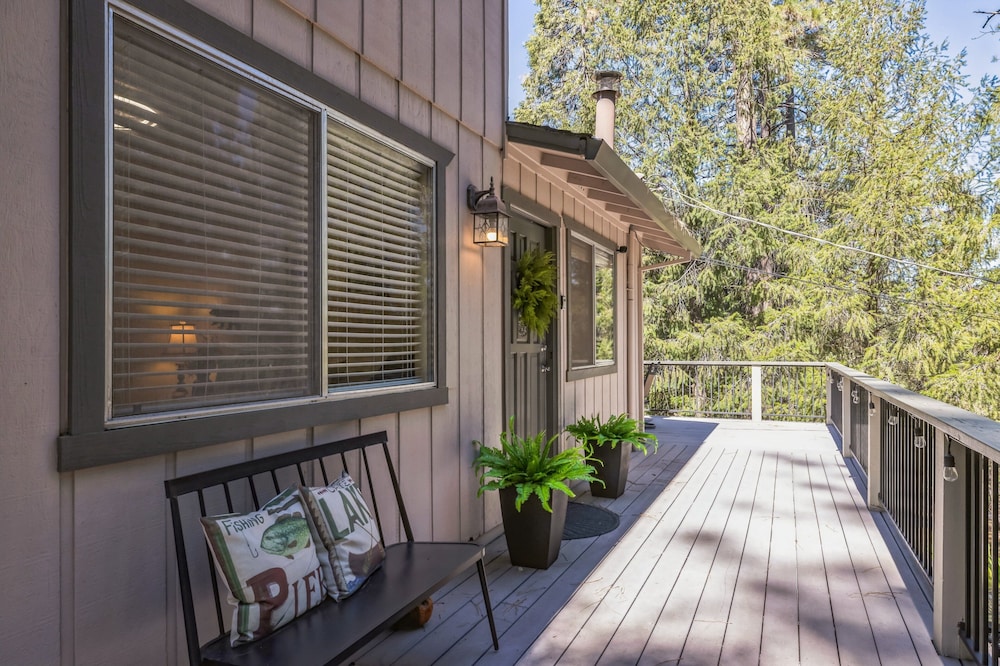 Whispering Pines Retreat 5 Bedroom Home by Yosemite Region Resorts