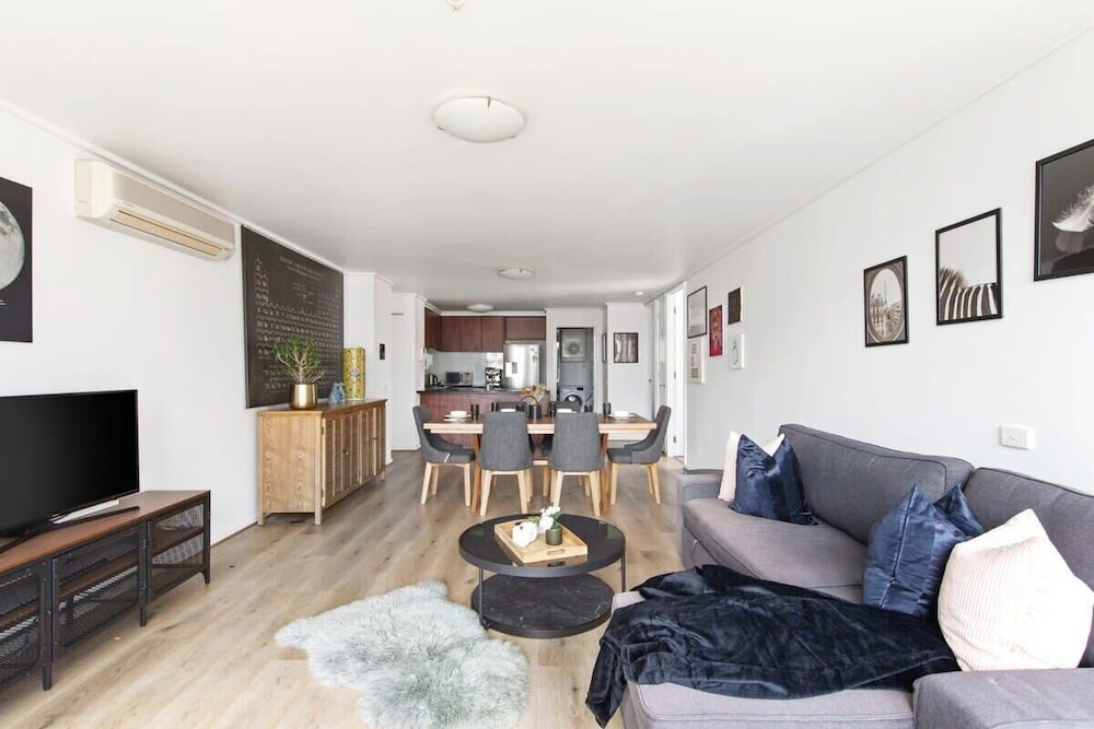 A 3BR Apt Next to Southern Cross, Free Parking