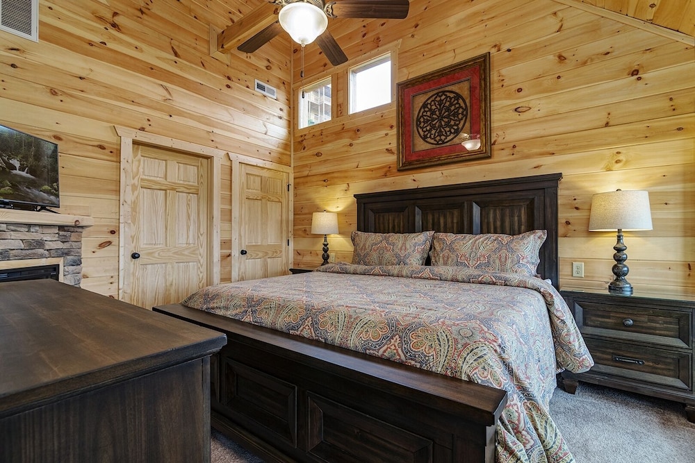 Panoramic Perfection - 5 Bedrooms, 5.5 Baths, Sleeps 14 5 Cabin by RedAwning view 2