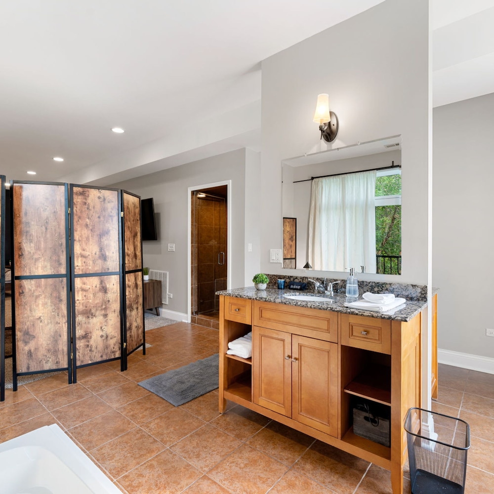 Spacious Luxury Retreat 8 Bed Oasis With 6 Baths