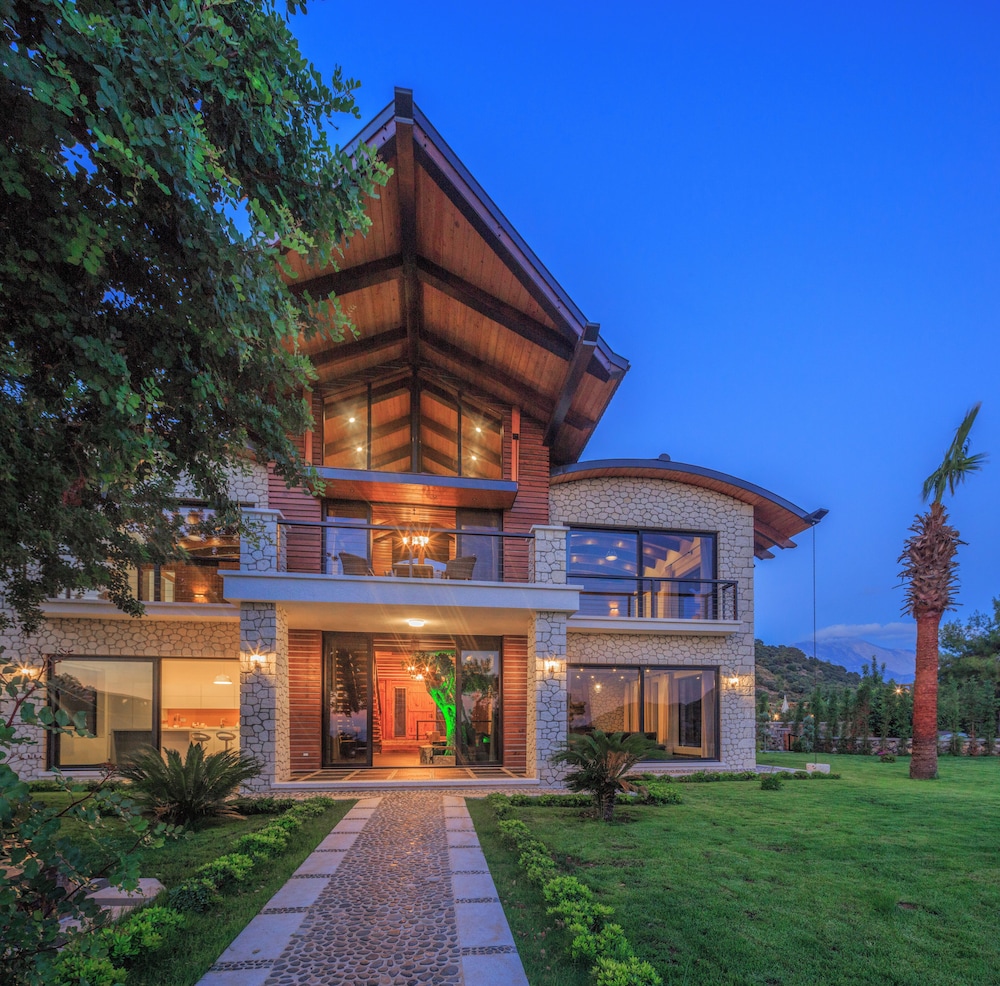 Private Island-Style Ultra Luxury Villa Estate
