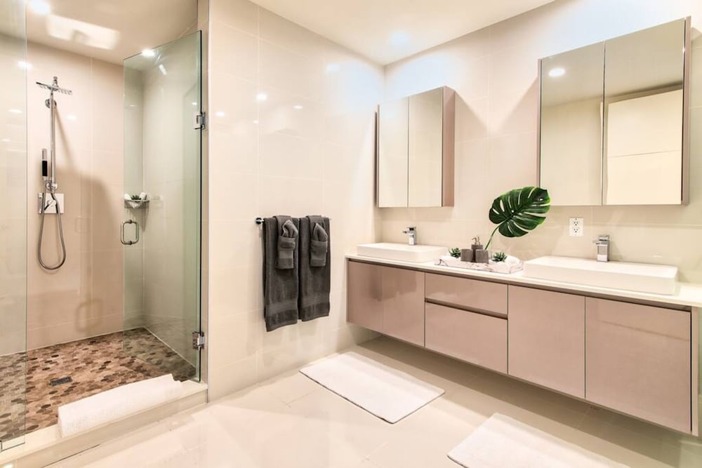 Stylish Paradise Luxury Waterfront Apartment at Soleil Residences