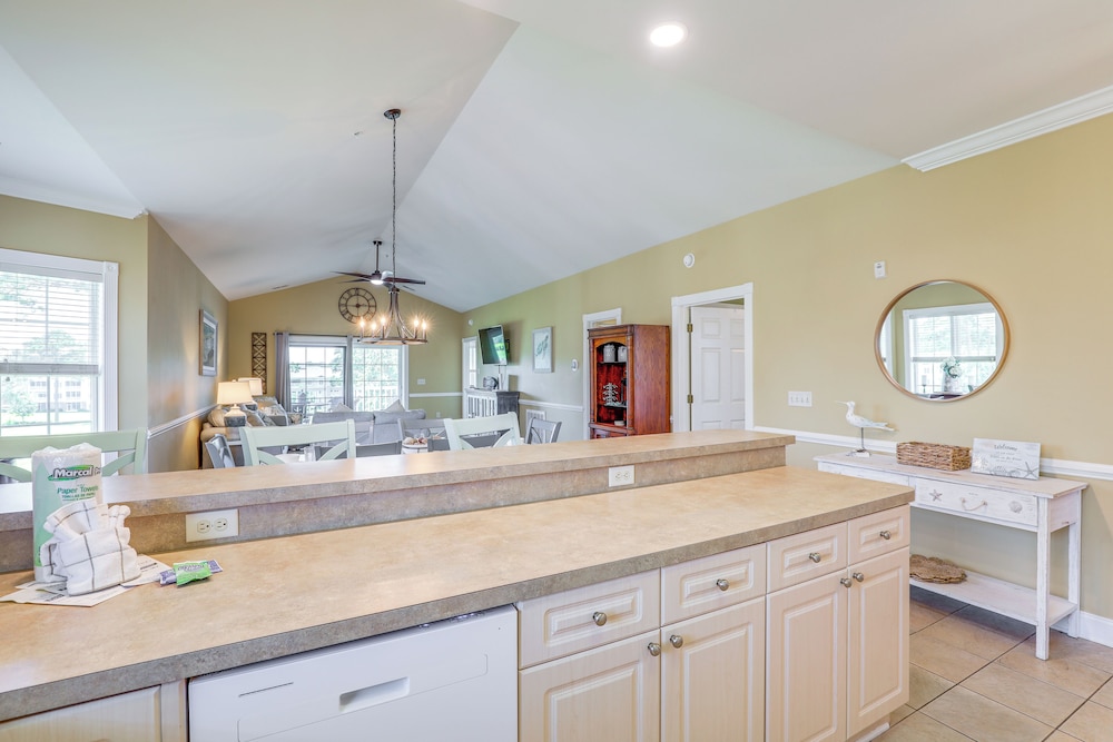 Golf Course View, Pool Access: Myrtle Beach Condo!