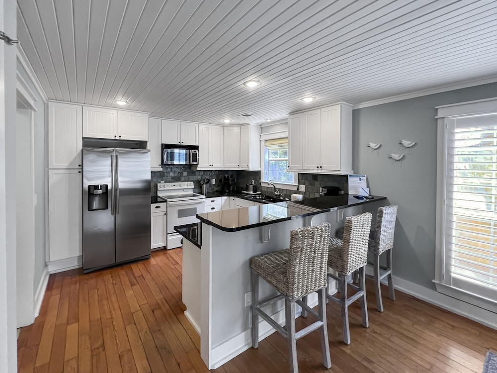Sandy Toes 2 Bedroom Home by RedAwning view 3