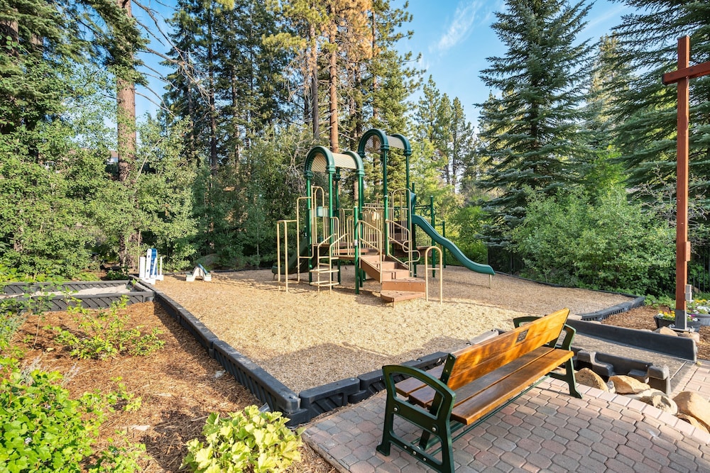 Wolfe by Avantstay 5mins Northstar w Hot Tub Fireplace 2 Private Decks