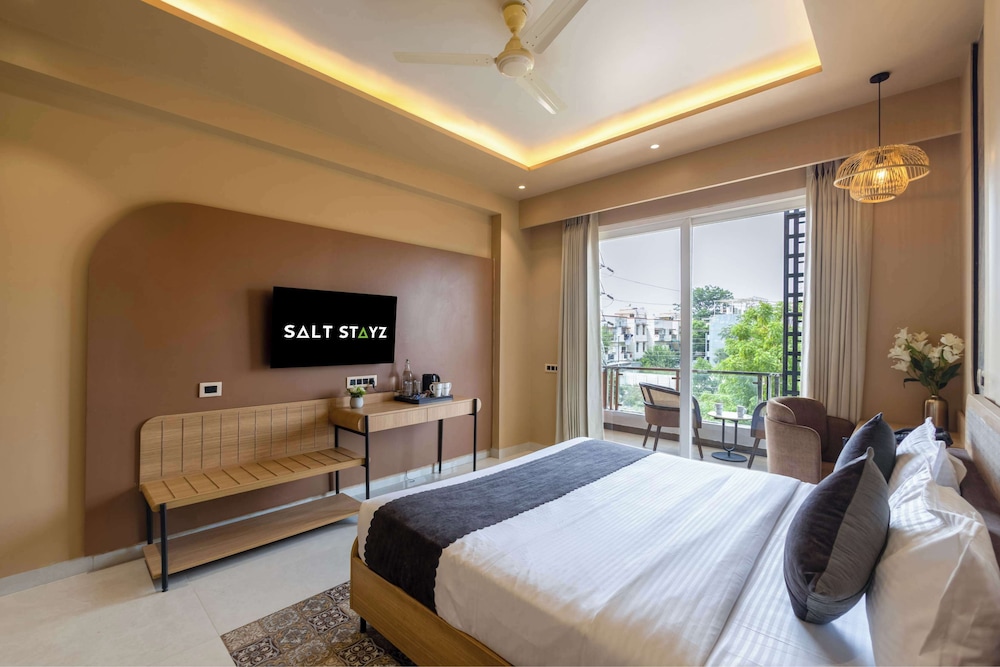 Saltstayz Premier - Sector 50 & Golf Course Ext Road