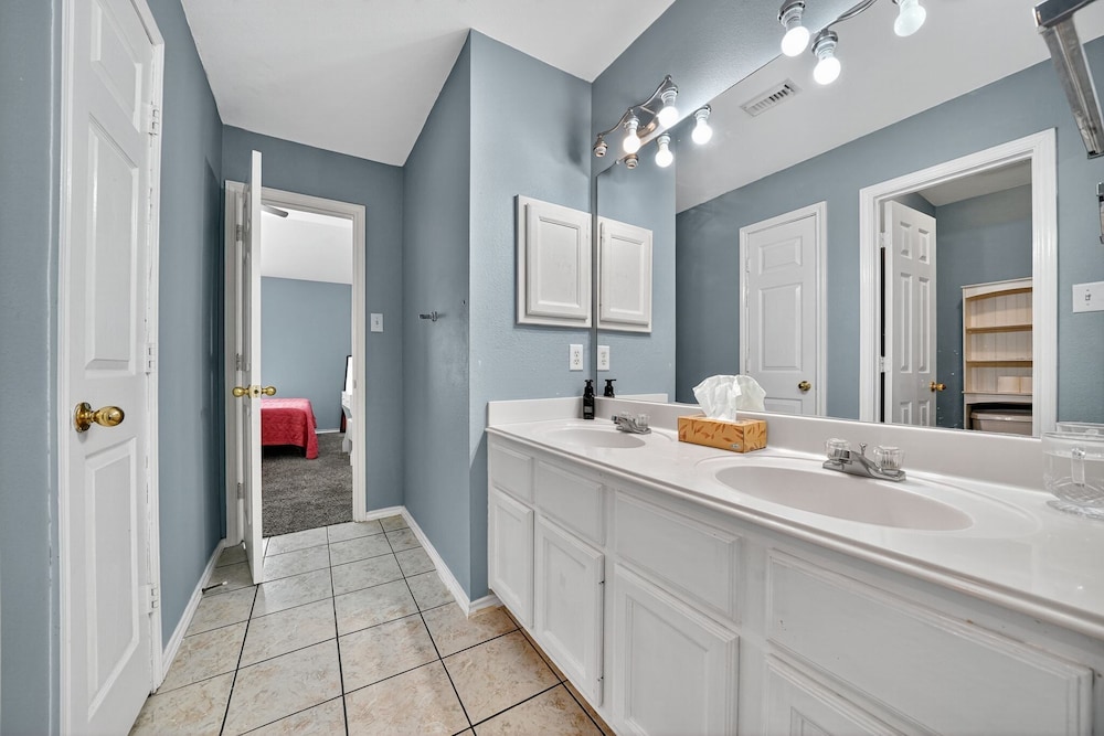 San Antonio Oasis Hot Tub & Pool Access 4 Bedroom Home