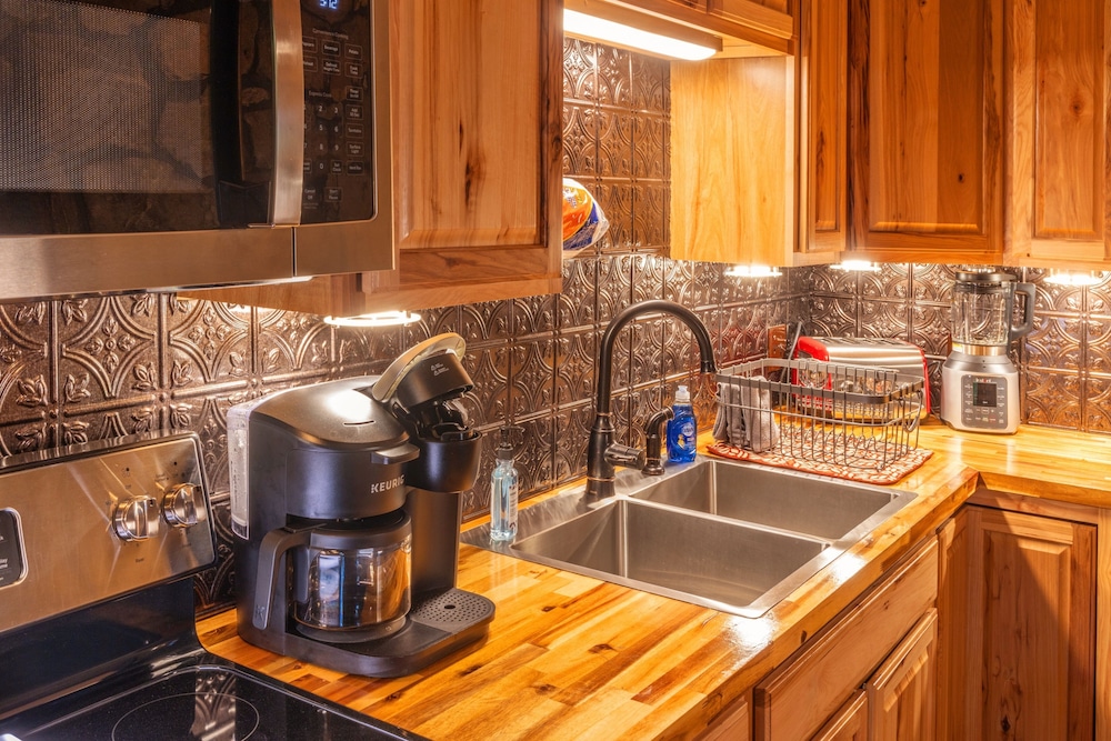 Bear Creek Lodge and Cabins in Helen Ga - Pet Friendly, River on Property, Walking Distance to downtown Helen