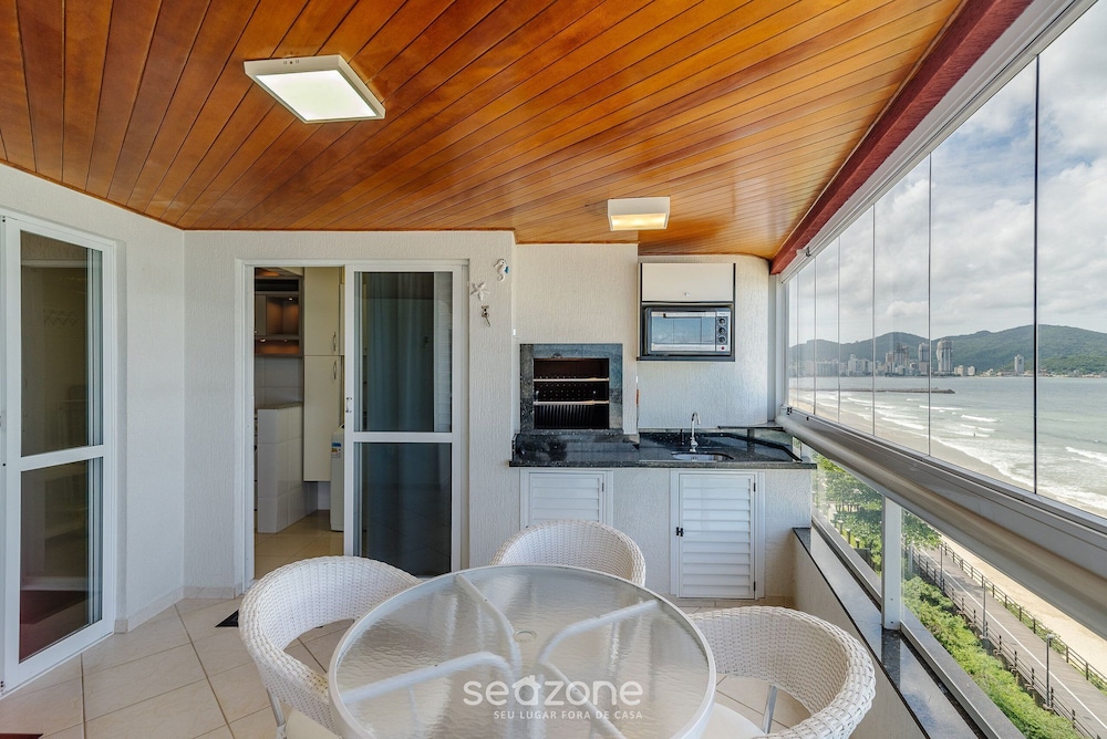 Sea View Apt w/ BBQ in Itapema Dnl0602