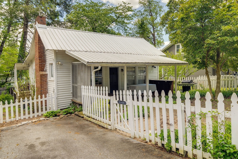Charming Home < 2 Mi to Downtown Hendersonville! view 5