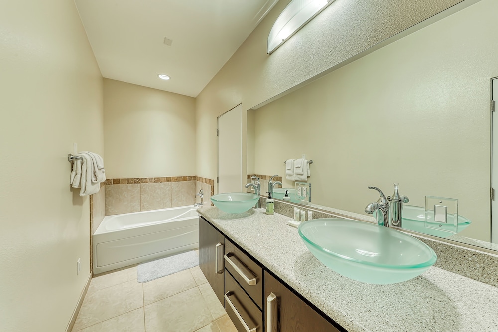 Modern 1BR Mountain View Balcony Steps to Lift