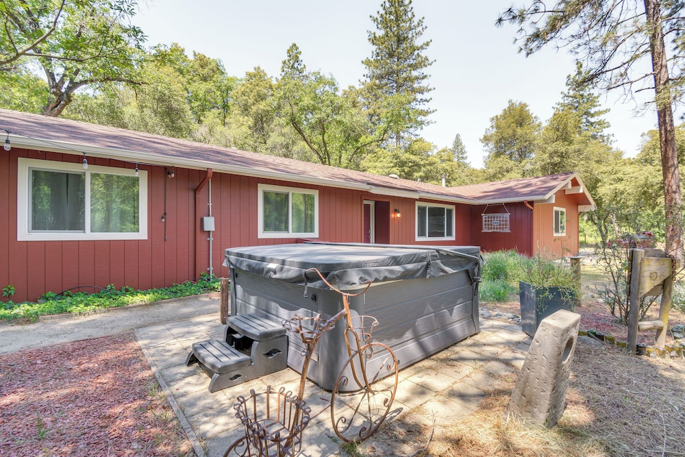 Hike, Boat & More: Cabin w/ Hot Tub in Ahwahnee!