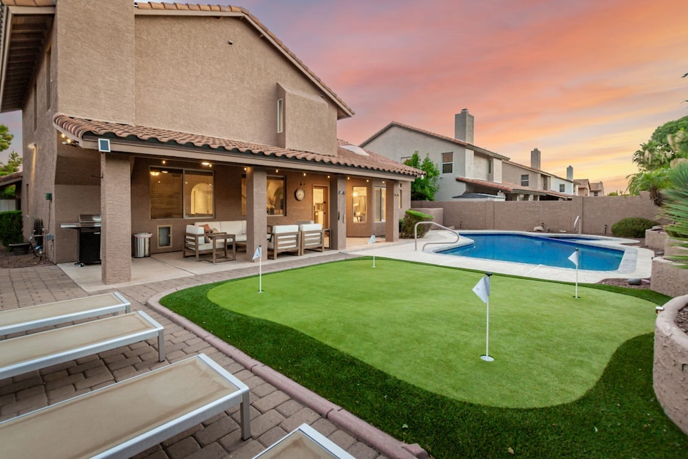 NEW Paradise Park Heated Pool Spa BBQ