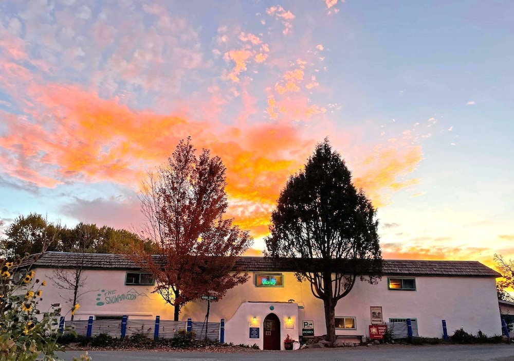 Hotel SnowMansion Taos Adventure Lodge - Image 1