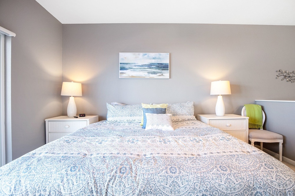 Experience Lakeside Living at Its Finest: Stunning Views and Prime Location!