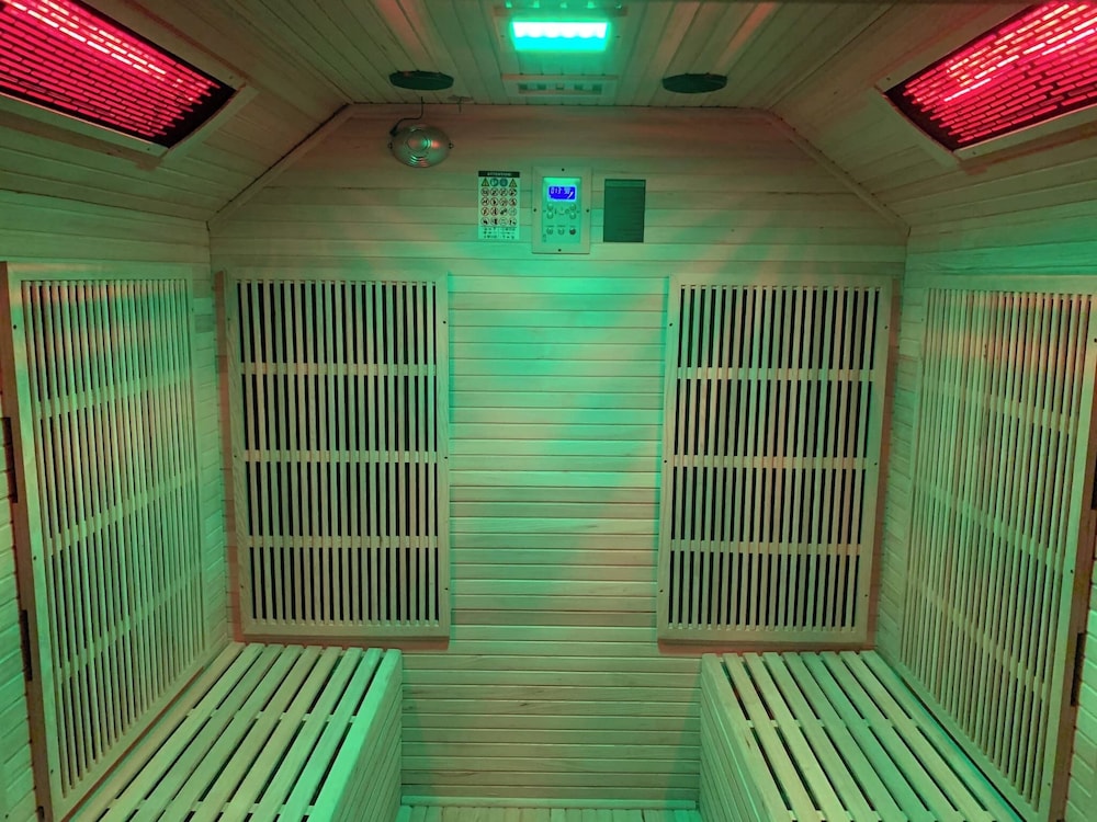 Family Holiday Home With Hot Tub & Sauna Sleeps 8