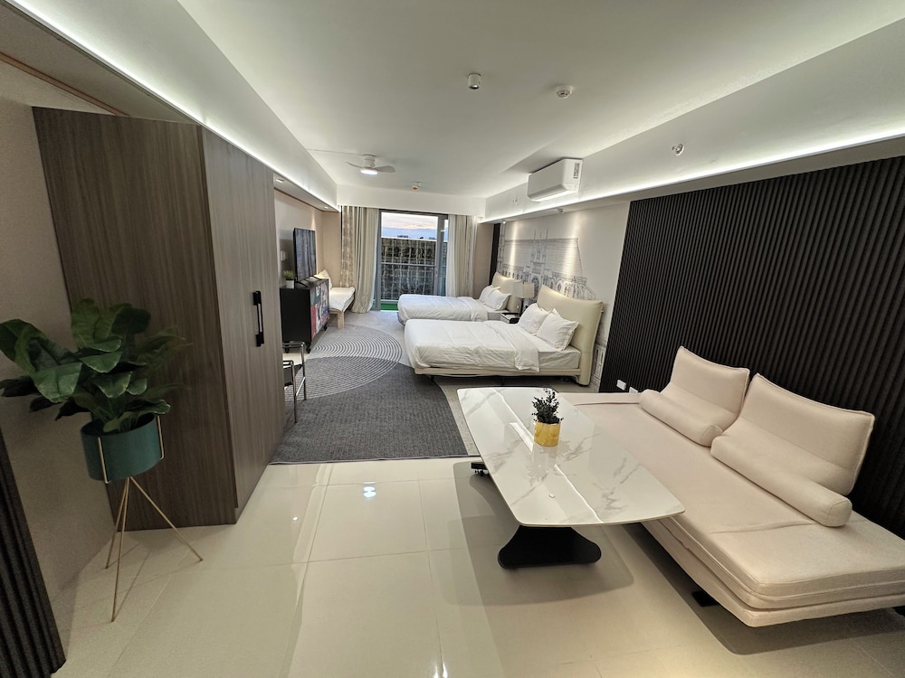 Luxury Penthouse & High-Floor Hotel near City of Dreams, Airport, Okada, and Solaire Casino