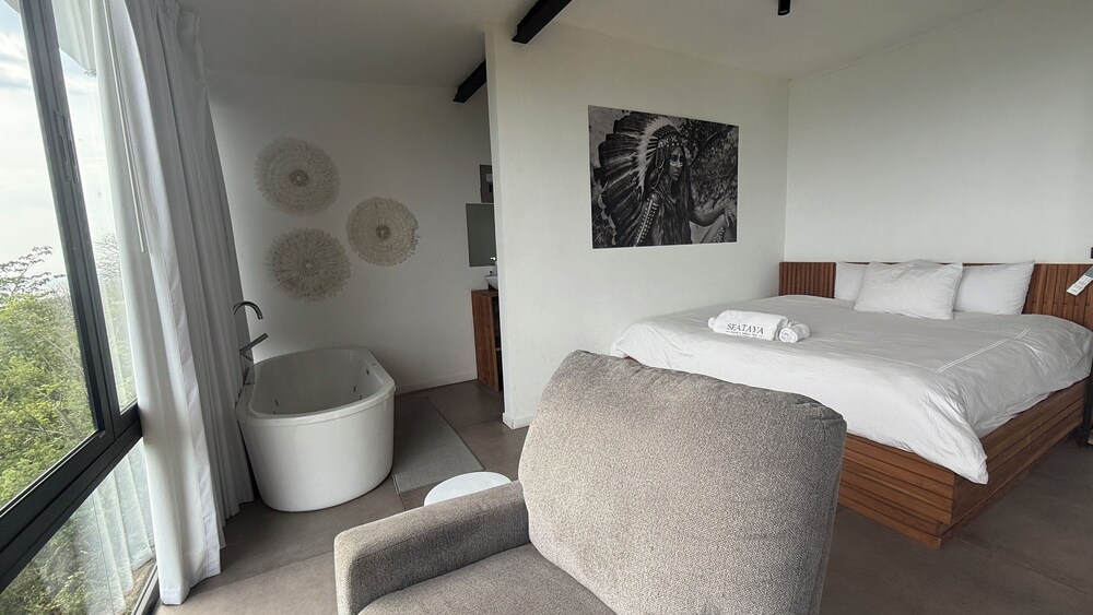 Seataya Honeymoon Suite